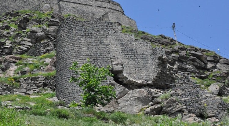 900 Yıllık Kars Kalesi’nin Surları Yıkılıyor