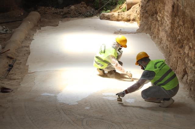 Kazlıçeşme Sanat'ın restorasyonu sırasında bulunan 1700 yıllık mozaikler restore ediliyor