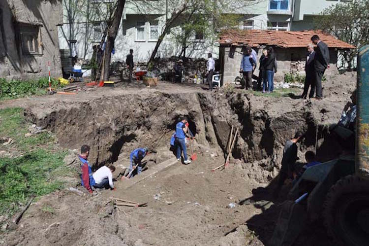 Kütahya’da Defineciler Roma Dönemi Mezarına Tünel Kazdı