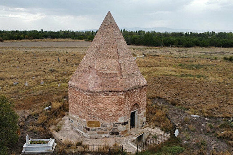 Afyon’da Selçuklu Kümbetindeki İskelet Kalıntıları Çalınmış