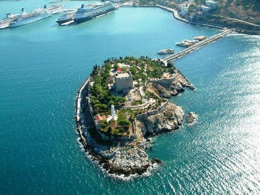 Kuşadası'nda Güvercinada Kalesi'nin Tarihine Işık Tutuluyor