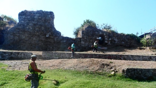 Manavgat Belediyesi Tarihi Zindan Kalesi'ni Temizliyor