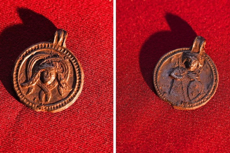 Rusya’da Bir Aziz ve Medusalı 1.000 Yıllık Muska Bulundu