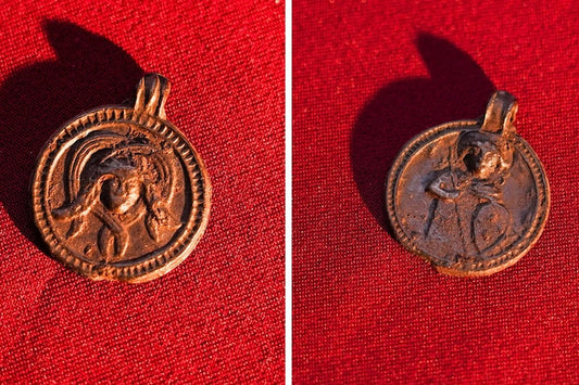 Rusya’da Bir Aziz ve Medusalı 1.000 Yıllık Muska Bulundu