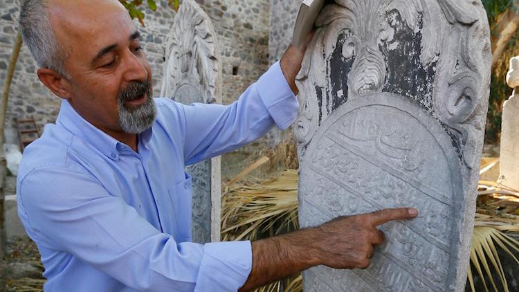 İzmir’deki 138 Yıllık Mezar Taşında Etin Pahalılığı Yazıyor