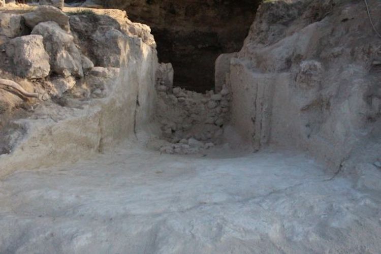 Miken’de Yağmalanmamış Bir Mezar Bulundu