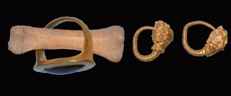 Muğla’daki 2500 Yıllık Mezarda Yüzük ve Küpeler Bulundu