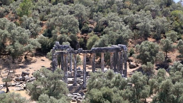 Bin 900 Yıllık Agoranın Sütunları Ayağa Kaldırılıyor