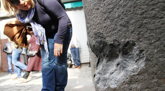 Diyarbakır’da Tarihi Dört Ayaklı Minare Mermilere Hedef Oldu