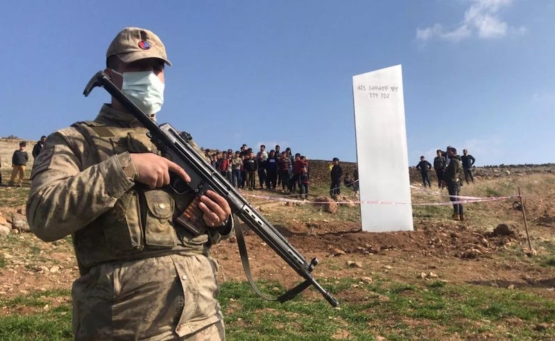 Göbeklitepe Yakınlarında Gizemli Metal Monolit Bulundu