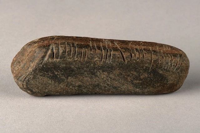 Bahçe Temizlerken Üzerinde Ogham Yazısı Olan Bir Taş Buldu