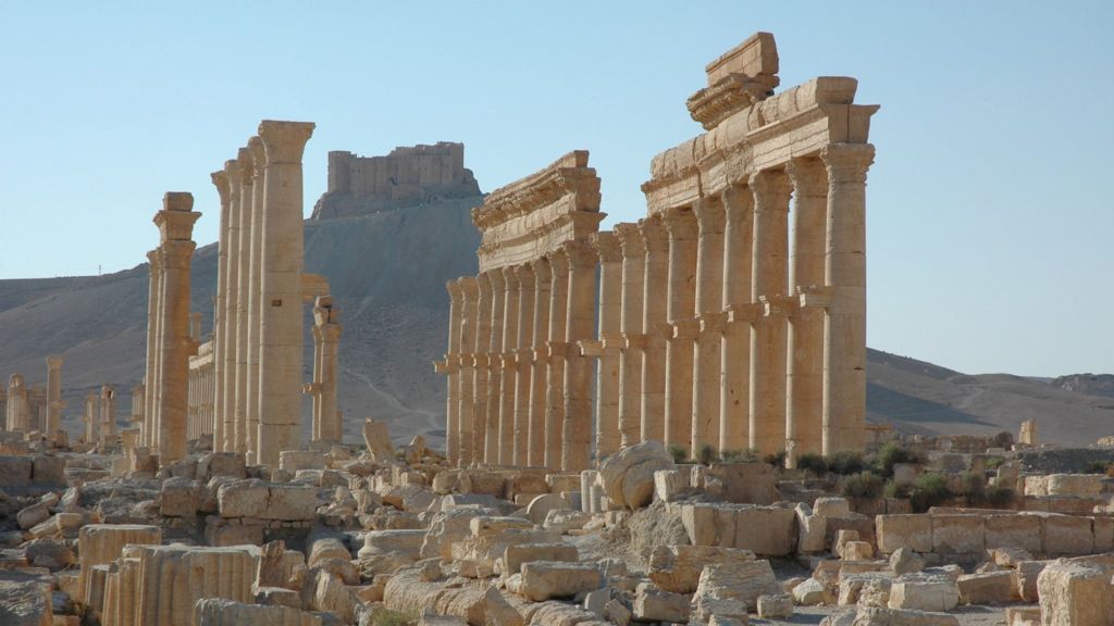 IŞİD Tutsaklarını İdam Etmek İçin Palmira Sütunlarını Patlattı