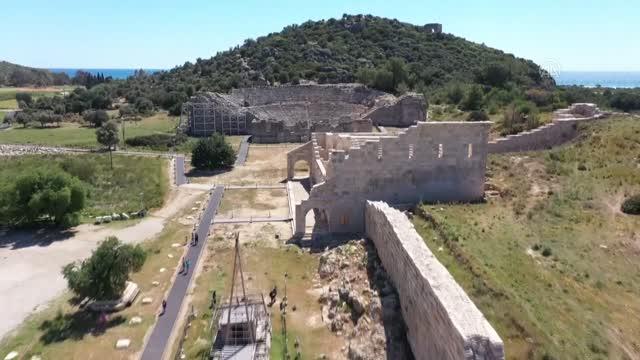 Patara'nın deniz feneri 'taş hastanesi'nde cerrah titizliğinde güçlendirilen kendi taşlarıyla yükseliyor