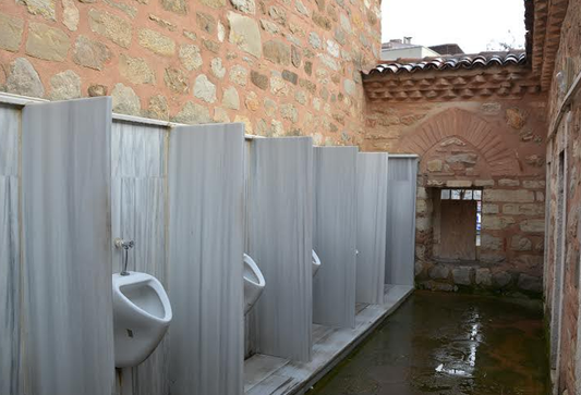 500 Yıllık Cami Duvarına Modern Pisuvarlar Monte Edildi