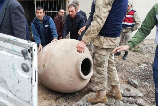 Elazığ’daki Evin Mahzeninde 700 Yıllık Saklama Kapları Çıktı