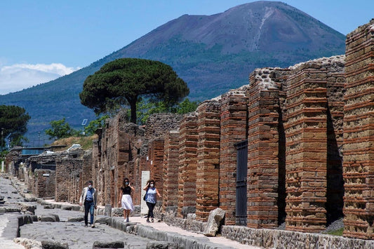 Pompeii’den Çaldıklarını Lanet Getirdiği Gerekçesiyle İade Etti