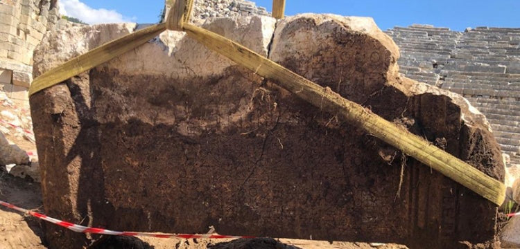 Patara antik kenti kazılarında yazıt bulundu
