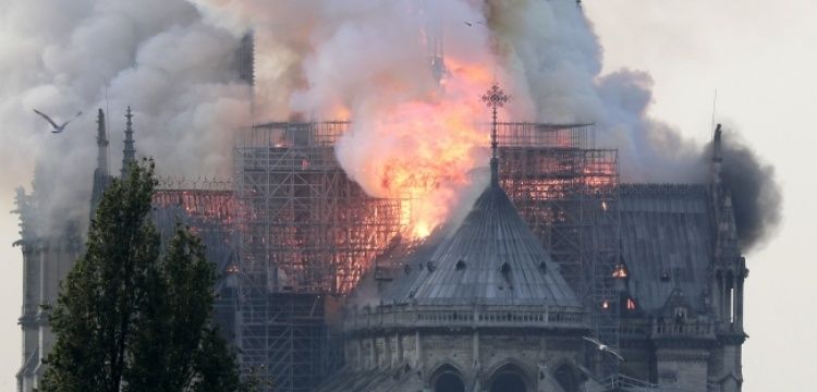 Notre Dame Restosyonuna Koronavirüs Engeli