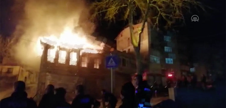 Tekirdağ'da tarihi bir bina daha yangına teslim oldu
