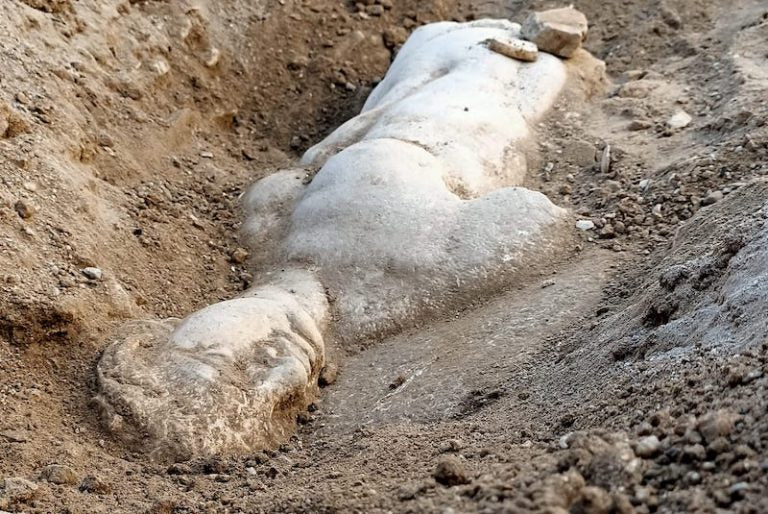 İzmir’deki Smyrna Tiyatrosunda Satyr Kabartması Bulundu