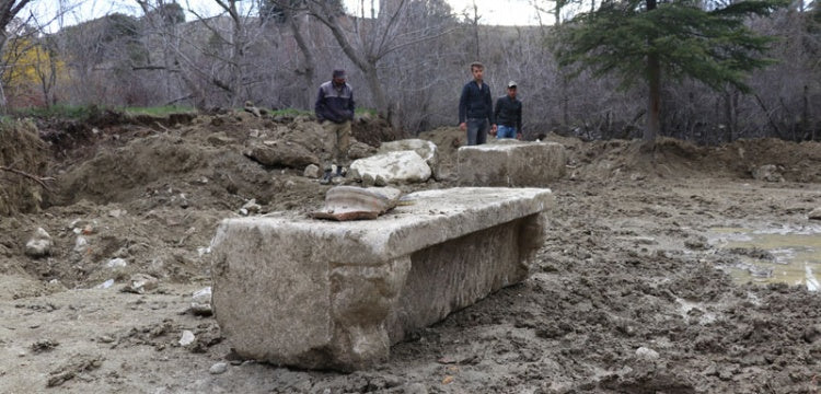 Burdur'da tarladan Roma dönemi yapı parçaları çıktı