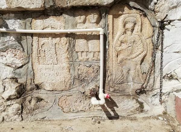 Roma duvarına plastik çeşmeyle gündeme gelen mahallede 25 eser tespit edildi