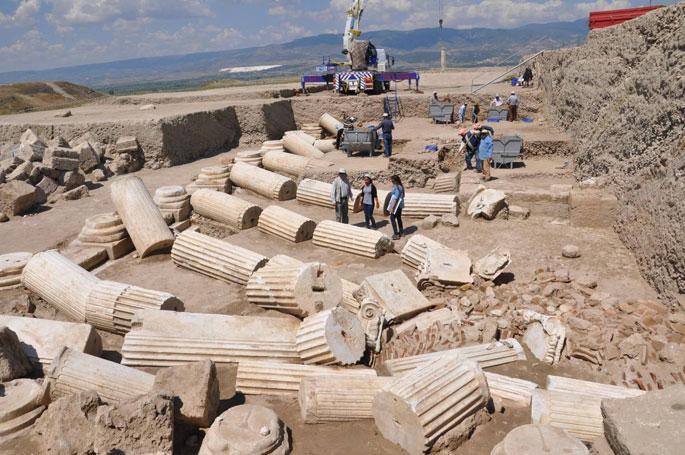 Laodikya’da Depremde Yıkılan 1520 Yıllık Sütunlar Bulundu