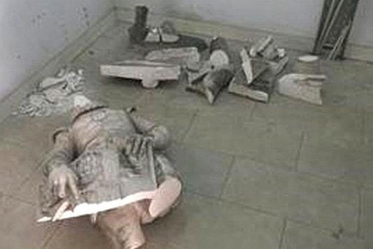 Portekiz’de Selfie Çekmek İsteyen Turist 126 Yıllık Heykeli Devirdi