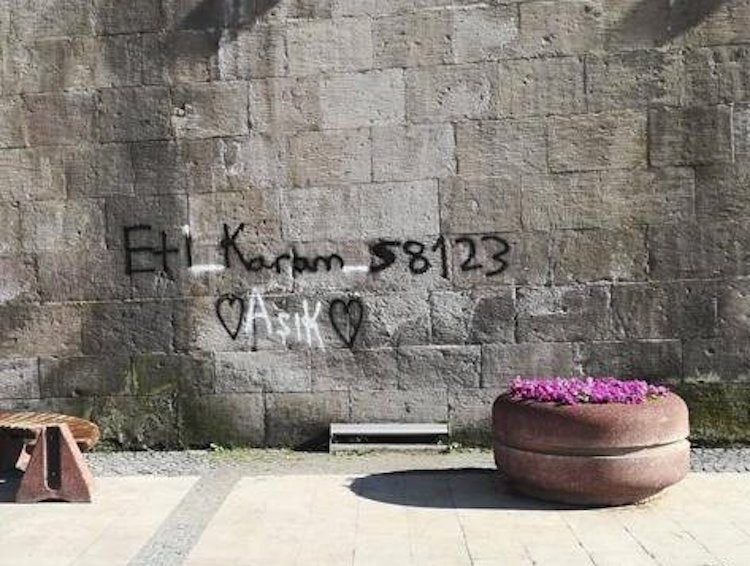Sivas’ta Tarihi Medreseye Yazı Yazana 320 Lira Ceza