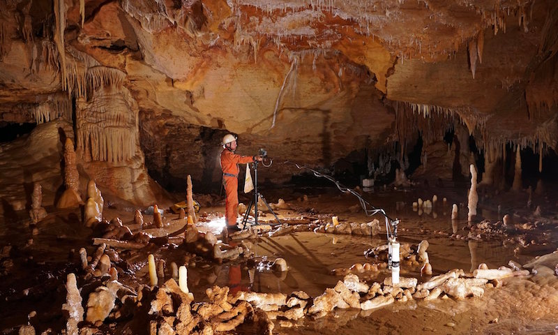 Neandertallerin bir Mağarada Dikitlerle İnşa Ettiği Yapı Bulundu