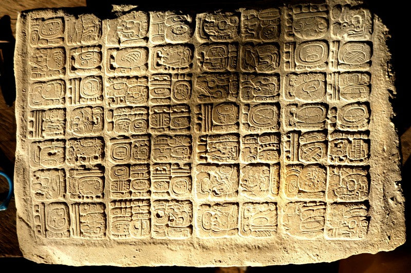 Yeni Maya Hiyeroglifleri ve Dikilitaşı Bulundu
