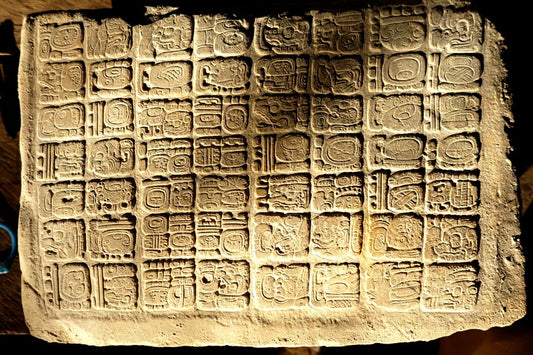 Yeni Maya Hiyeroglifleri ve Dikilitaşı Bulundu