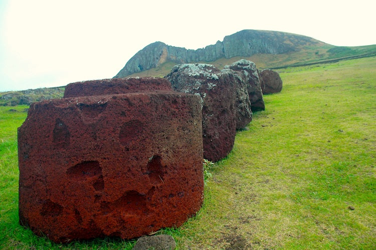 Moai Heykellerinin Dev Şapkaları İşbirliğini Gösteriyor