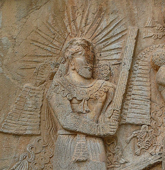 Pers mitolojisinde yükselen güneş tanrısı Mithra