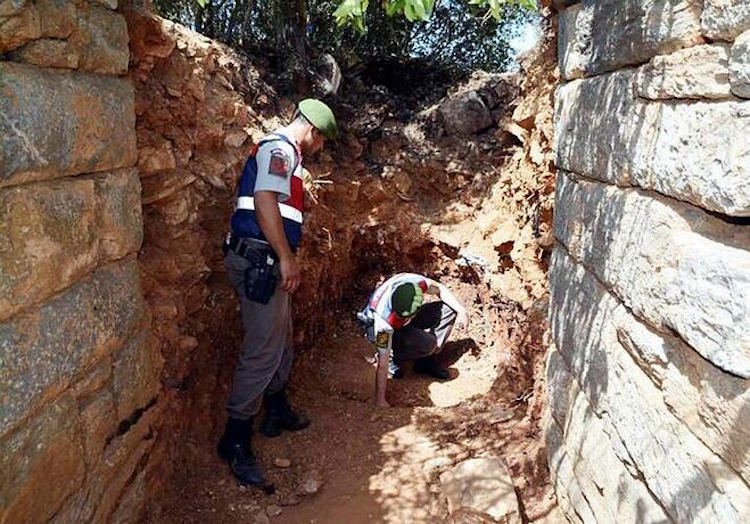Muğla’daki Antik Kentte Kaçak Kazı Yapanlar Suçüstü Yakalandı