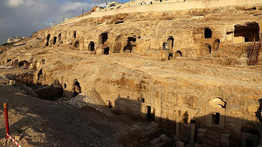 Şanlıurfa’nın 2 bin yıllık kaya mezarları turizme açılacak