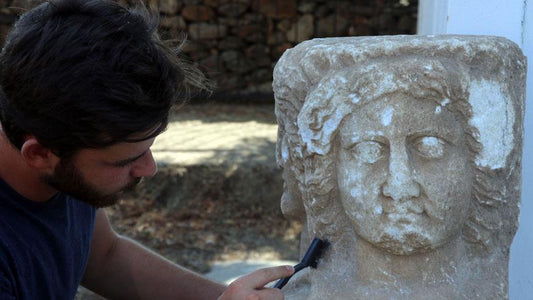 ‘Tapınaklar Kenti’nde’ Selene ve Helios kabartması bulundu