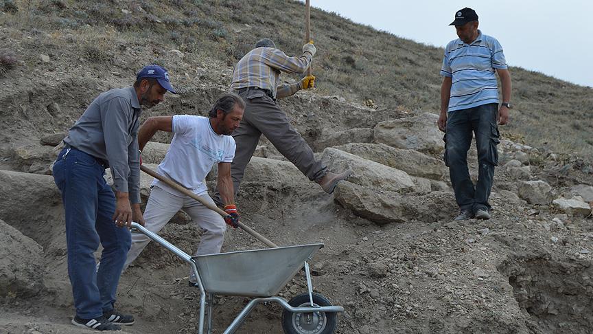 ‘Apameia’nın antik tiyatrosu gün yüzüne çıkarılıyor