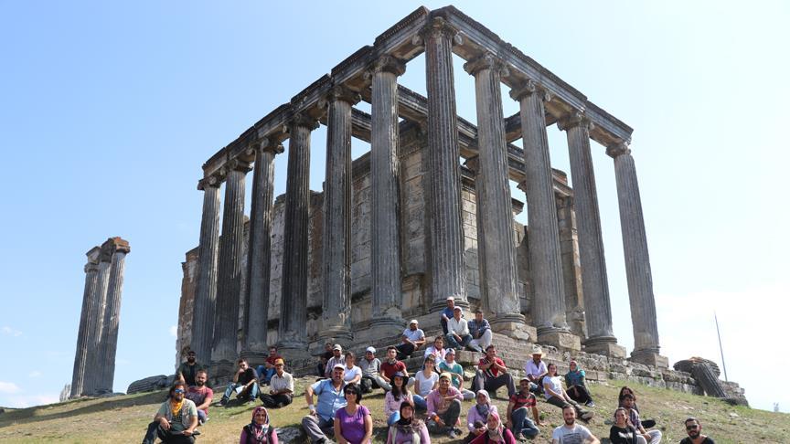 2 bin 200 yıllık mezarda göz kremi kabı bulundu