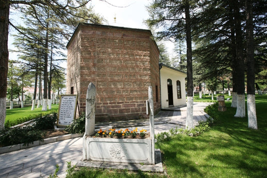 Ertuğrul Gazi Türbesi Yeni Restorasyona Rağmen Dökülüyor