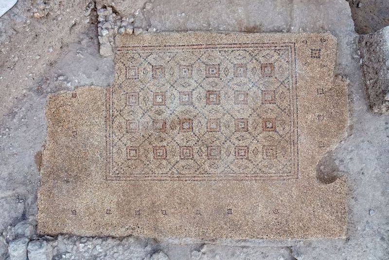 İsrail’de Geometrik Desenli 1.600 Yıllık Mozaik Taban Bulundu