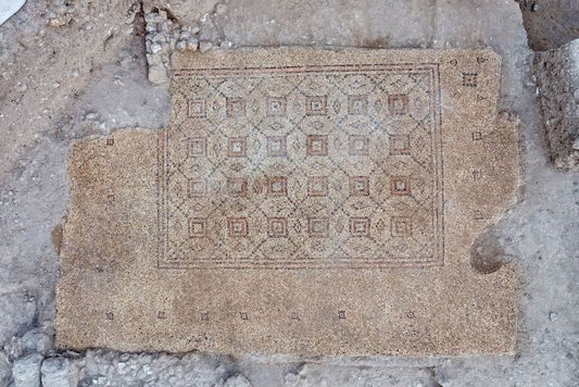 İsrail’de Geometrik Desenli 1.600 Yıllık Mozaik Taban Bulundu
