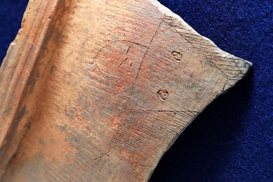 Japonya’daki 2.100 Yıllık Çömlekte Kadın Şaman Çizimi Bulundu