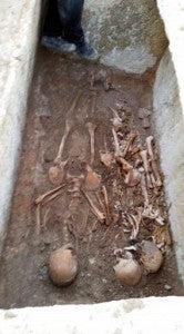 Yol Çalışmasında, İçinde Üç İskeletin Bulunduğu Lahit Ortaya Çıktı