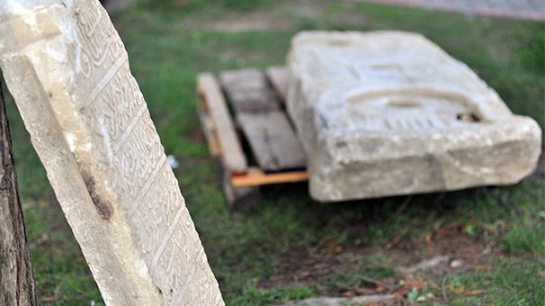 Bursa’da Tarihi Mezar Taşları Yol Kenarında Bulundu