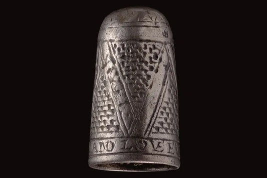 Galler’de Romantik Mesajlı 300 Yıllık Gümüş Yüksük Keşfedildi