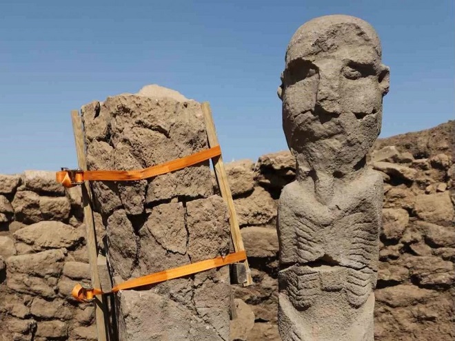 Göbekli Tepe : le mystérieux site archéologique livre la plus ancienne sculpture peinte de l'humanité