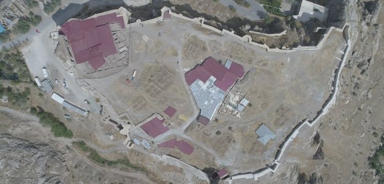 Elazığ'da maden aramaya hazırlanan Eti Bakır Harput Kalesi arkeoloji kazılarına sponsor oldu