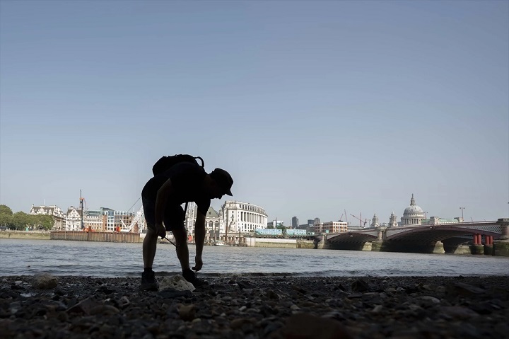 Londra'da Thames Nehri yatağındaki çamurdan antika toplama geleneği: 'Mudlarking'