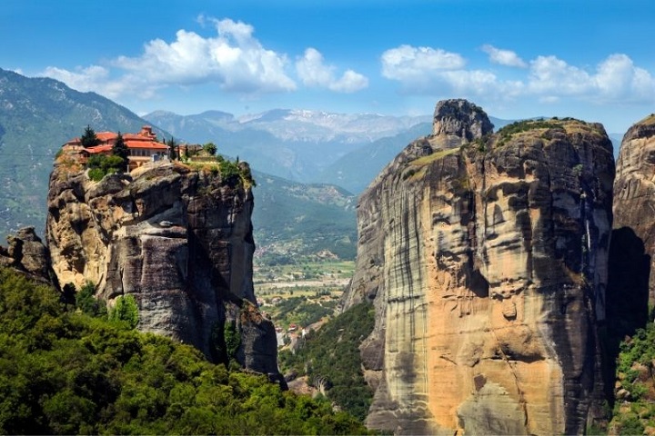 Meteora: Yunanistan’ın “Havada Asılı” Manastır Kompleksi